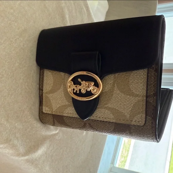 Elegant Coach Black and Tan Women's Wallet - Picture 6 of 6